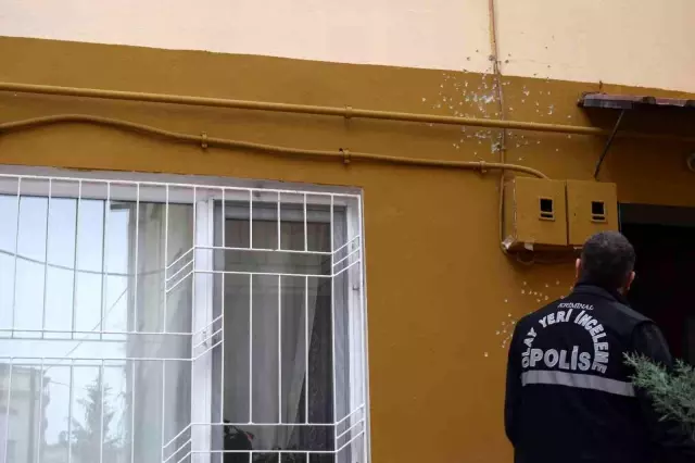 İki katlı ev kurşunların hedefi oldu