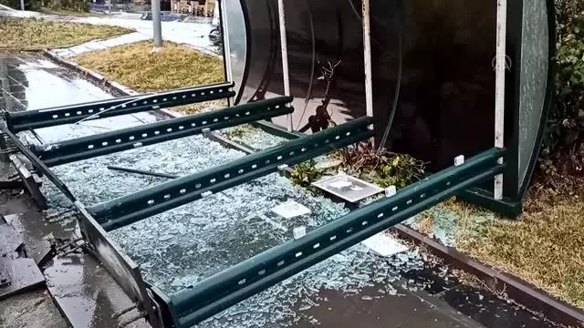 Kahramankazan'da fırtına otobüs durağını devirdi