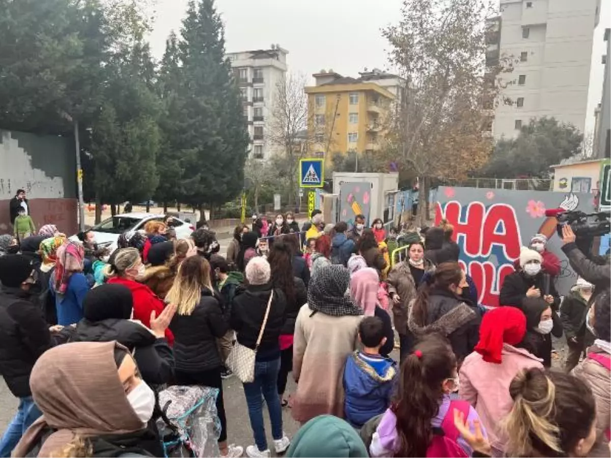 İlkokulda taciz iddiası! Öfkelenen veliler okul önünde toplanıp müdürü protesto etti