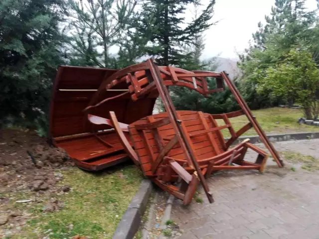 Kızılcahamam'da fırtına çardakları devirdi
