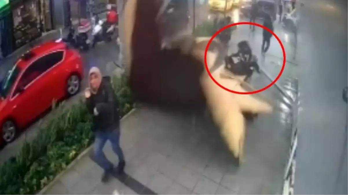 Lodosta dehşet anları kamerada! Çatı anne ile oğlunun üstüne uçtu