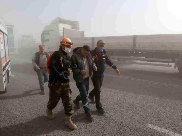 Niğde'de kum fırtınası nedeniyle meydana gelen zincirleme kazada 7 kişi yaralandı Niğde'de kum fırtınası nedeniyle meydana gelen zincirleme kazada 7 kişi yaralandı