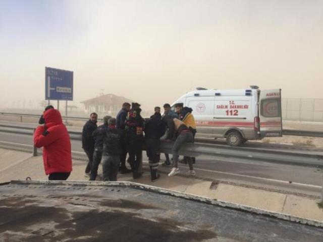 Niğde'de kum fırtınası nedeniyle meydana gelen zincirleme kazada 7 kişi yaralandı