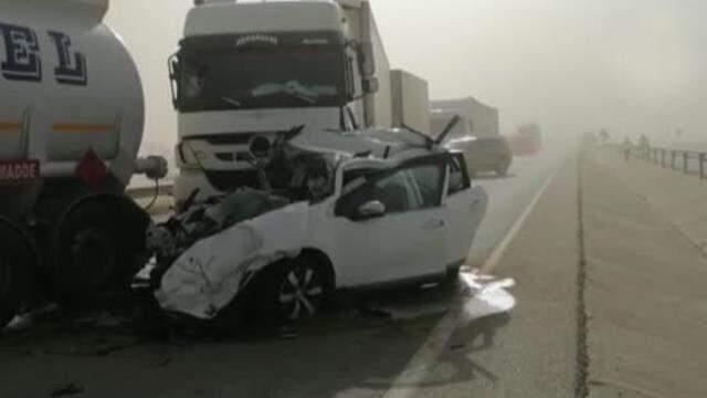 Niğde'de kum fırtınası nedeniyle meydana gelen zincirleme kazada 7 kişi yaralandı Niğde'de kum fırtınası nedeniyle meydana gelen zincirleme kazada 7 kişi yaralandı