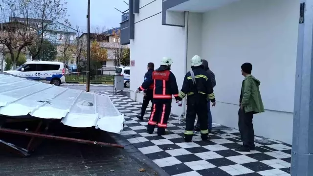 Soma'da fırtına çatıyı uçurdu