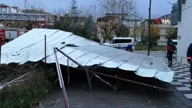 Soma'da fırtına çatıyı uçurdu