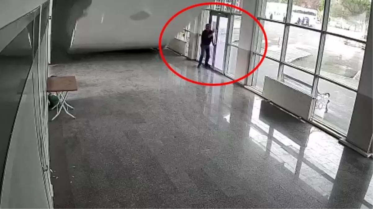 Terminalin su alan asma tavanı çöktü, görevli mucize eseri kurtuldu! O anlar kamerada