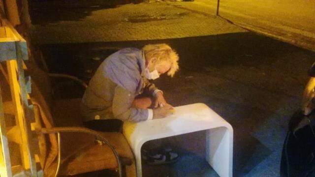 Yaptıklarına kimse anlam veremedi! Çöp kutularını devirdi, üzerindeki kıyafetleri çıkarıp ilginç hareketler yaptı Yaptıklarına kimse anlam veremedi! Çöp kutularını devirdi, üzerindeki kıyafetleri çıkarıp ilginç hareketler yaptı