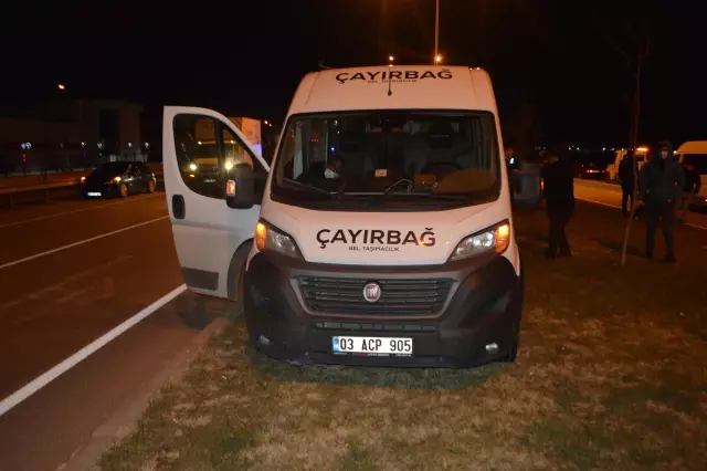 AFYONKARAHİSAR - Otomobilin minibüse çarpması sonucu 4 kişi yaralandı