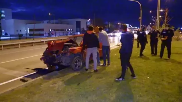 AFYONKARAHİSAR - Otomobilin minibüse çarpması sonucu 4 kişi yaralandı
