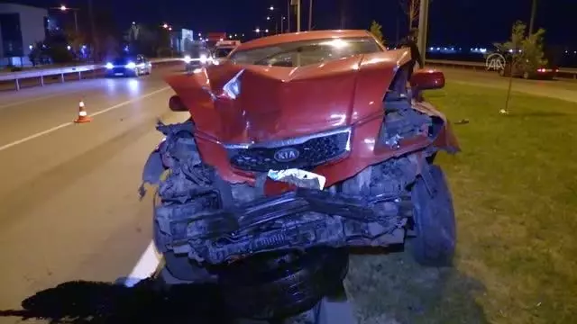 AFYONKARAHİSAR - Otomobilin minibüse çarpması sonucu 4 kişi yaralandı