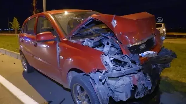 AFYONKARAHİSAR - Otomobilin minibüse çarpması sonucu 4 kişi yaralandı