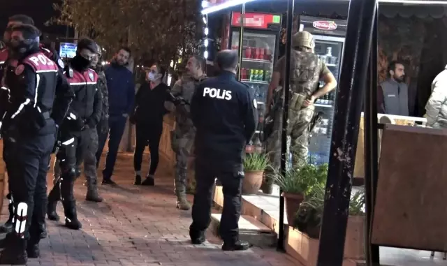 Döner bıçağıyla restorana girip kendini içeriye kilitleyen şahıs ikna sırasında ayağına savcı istedi