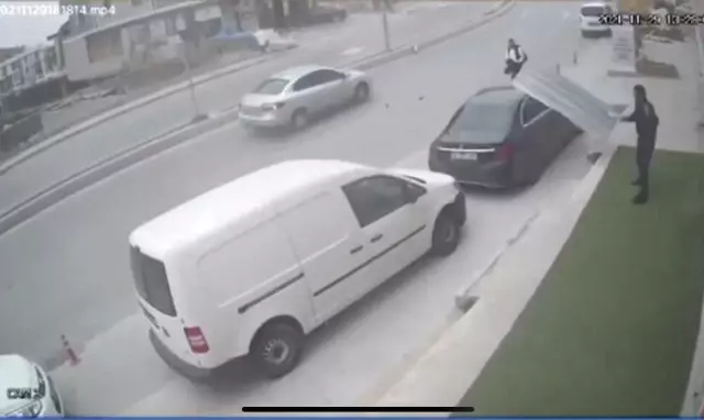 Son dakika haberi | Beylikdüzü'nde fırtınada uçan sac levhadan kıl payı kurtuluş kamerada