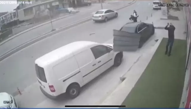 Son dakika haberi | Beylikdüzü'nde fırtınada uçan sac levhadan kıl payı kurtuluş kamerada
