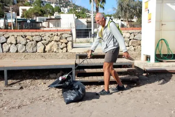 BODRUM'DA FIRTINA SONRASI GÖNÜLLÜLERDEN SAHİLDE TEMİZLİK