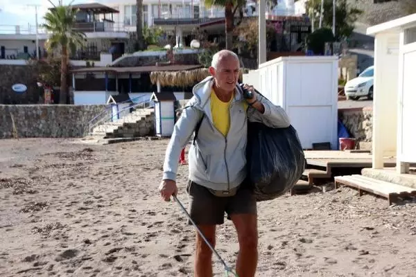 BODRUM'DA FIRTINA SONRASI GÖNÜLLÜLERDEN SAHİLDE TEMİZLİK