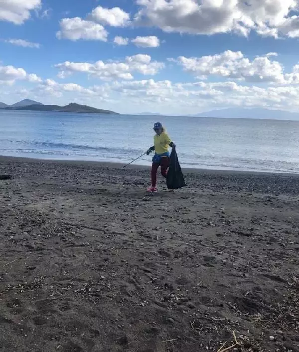 BODRUM'DA FIRTINA SONRASI GÖNÜLLÜLERDEN SAHİLDE TEMİZLİK