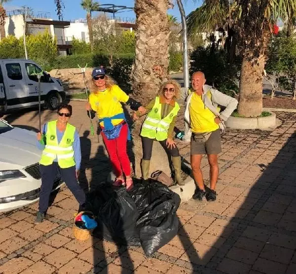 BODRUM'DA FIRTINA SONRASI GÖNÜLLÜLERDEN SAHİLDE TEMİZLİK