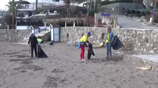 Bodrum'da gönüllüler fırtına sonrası sahilde kıyı temizliği yaptı