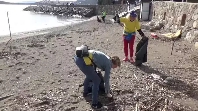 Bodrum'da gönüllüler fırtına sonrası sahilde kıyı temizliği yaptı
