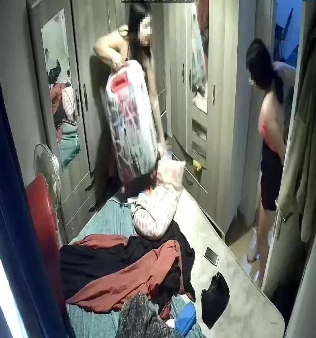 Çilingirle girdikleri evde ne var ne yok çalan dekolteli hırsızlar kamerada