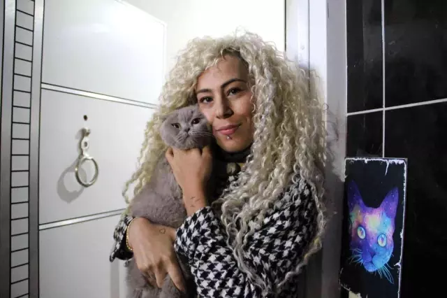 Çilingirle girdikleri evde ne var ne yok çalan dekolteli hırsızlar kamerada Çilingirle girdikleri evde ne var ne yok çalan dekolteli hırsızlar kamerada