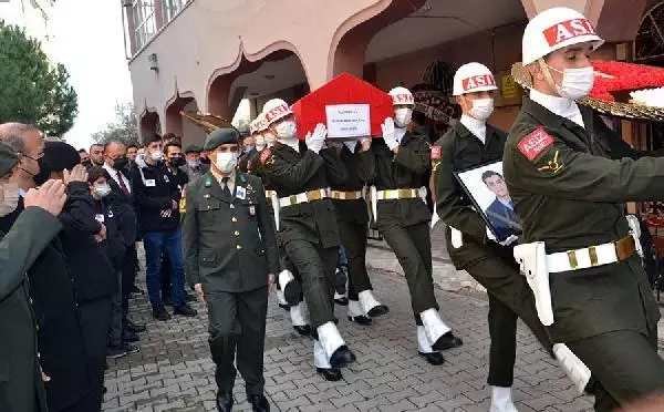 Son dakika haber! DENİZDE ÖLÜ BULUNAN ASTSUBAY SON YOLCULUĞUNA UĞURLANDI