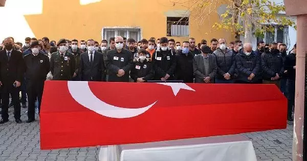 Son dakika haber! DENİZDE ÖLÜ BULUNAN ASTSUBAY SON YOLCULUĞUNA UĞURLANDI