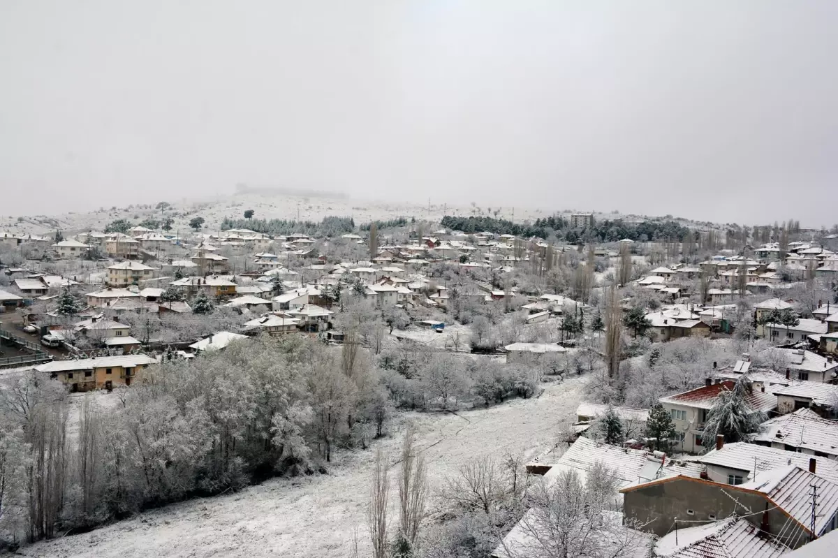Eskişehir'de yılın ilk karı yağdı