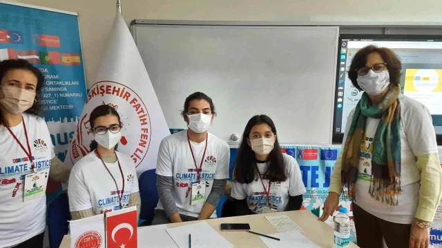 El proyecto “Erasmus + School Partnership” de los estudiantes de la escuela secundaria científica Eskişehir Fatih atrajo mucha atención.