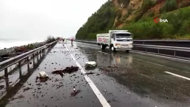 Fırtına nedeniyle oluşan dev dalgalar Karadeniz Sahil Yolu'nda ulaşımda aksamalara neden oluyor