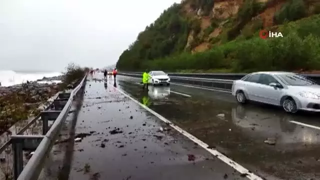 Fırtına nedeniyle oluşan dev dalgalar Karadeniz Sahil Yolu'nda ulaşımda aksamalara neden oluyor
