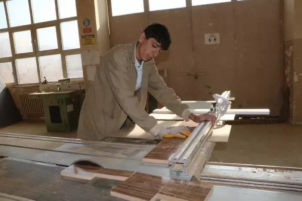 HAKKARİ'DE, MESLEK LİSESİ FABRİKA GİBİ