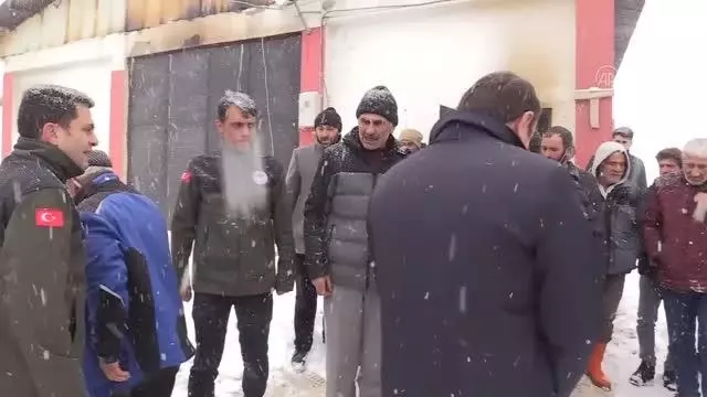 Hayvanları telef olan besicinin yüzü valilik ve hayırseverlerin desteğiyle güldü