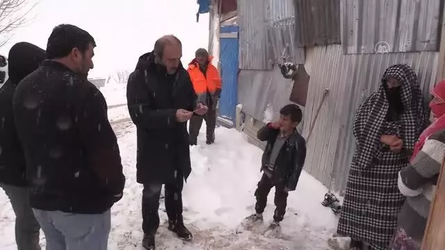 Hayvanları telef olan besicinin yüzü valilik ve hayırseverlerin desteğiyle güldü