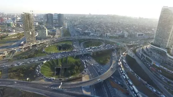 İSTANBUL'DA TRAFİK ÇİLESİNİN KİLİT NOKTASI: MAHMUTBEY