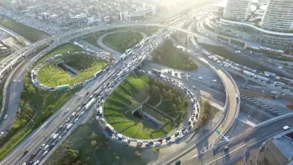 İSTANBUL'DA TRAFİK ÇİLESİNİN KİLİT NOKTASI: MAHMUTBEY