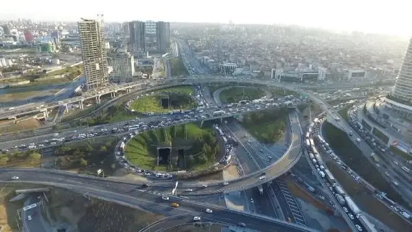 İSTANBUL'DA TRAFİK ÇİLESİNİN KİLİT NOKTASI: MAHMUTBEY