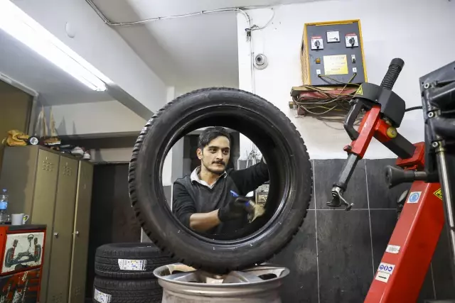Lastikçilerde zorunlu kış lastiği yoğunluğu
