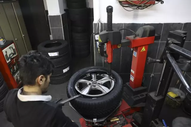 Lastikçilerde zorunlu kış lastiği yoğunluğu