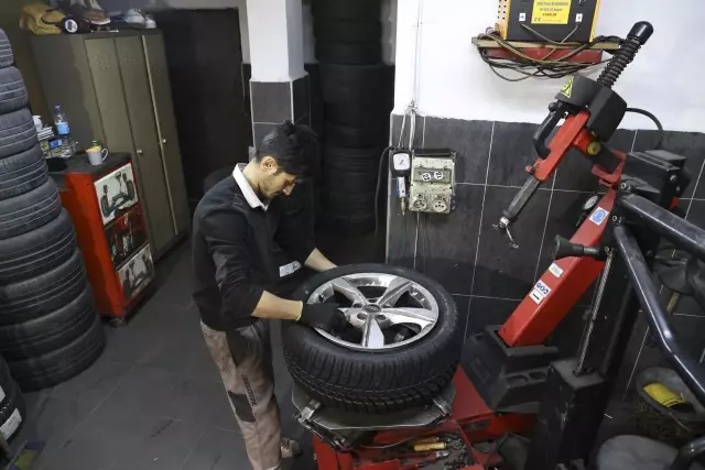 Lastikçilerde zorunlu kış lastiği yoğunluğu