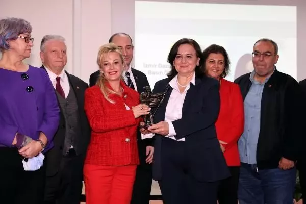 İzmir Gazeteciler Cemiyeti'nden DHA'ya ödül