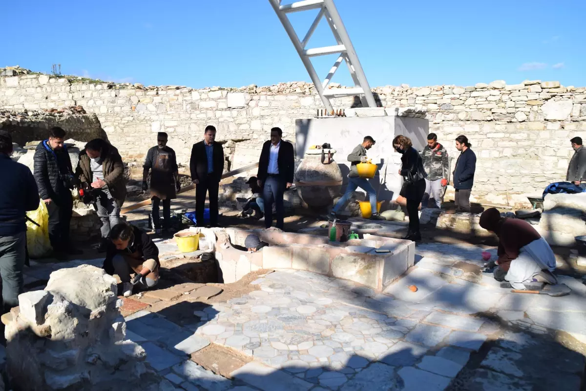 Kuşadası Kadı Kalesi'ndeki 1600 yıllık vaftizhane gün yüzüne çıkartıldı