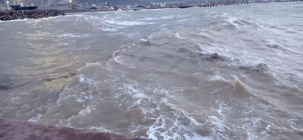 Şiddetli rüzgar nedeniyle bir balıkçı teknesi karaya oturdu