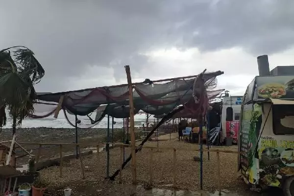 Şiddetli rüzgar nedeniyle bir balıkçı teknesi karaya oturdu