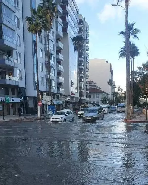 Şiddetli rüzgar nedeniyle bir balıkçı teknesi karaya oturdu