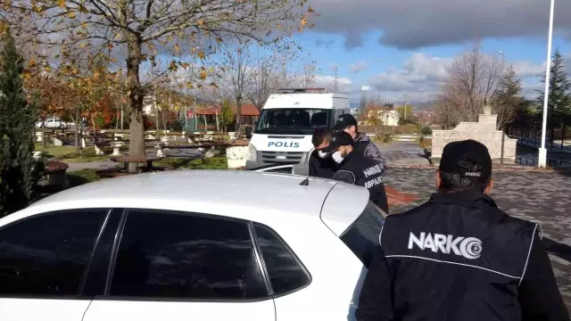Narkotik köpeği uyuşturucuyu bulamasın diye sarımsakların arasına gizlediler