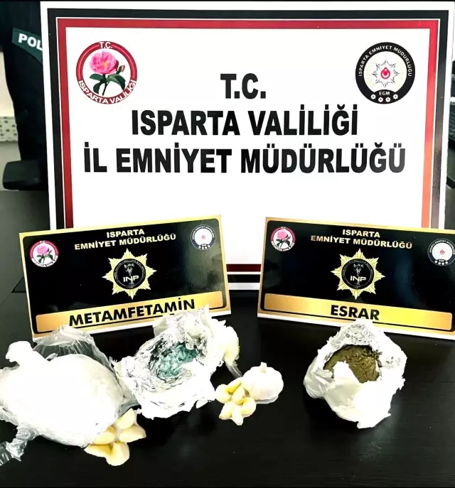Narkotik köpeği uyuşturucuyu bulamasın diye sarımsakların arasına gizlediler