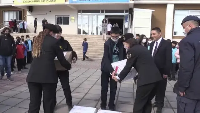 Öğrencilerden Afrin'de görevli Mehmetçiğe kuru incir hediyesi
